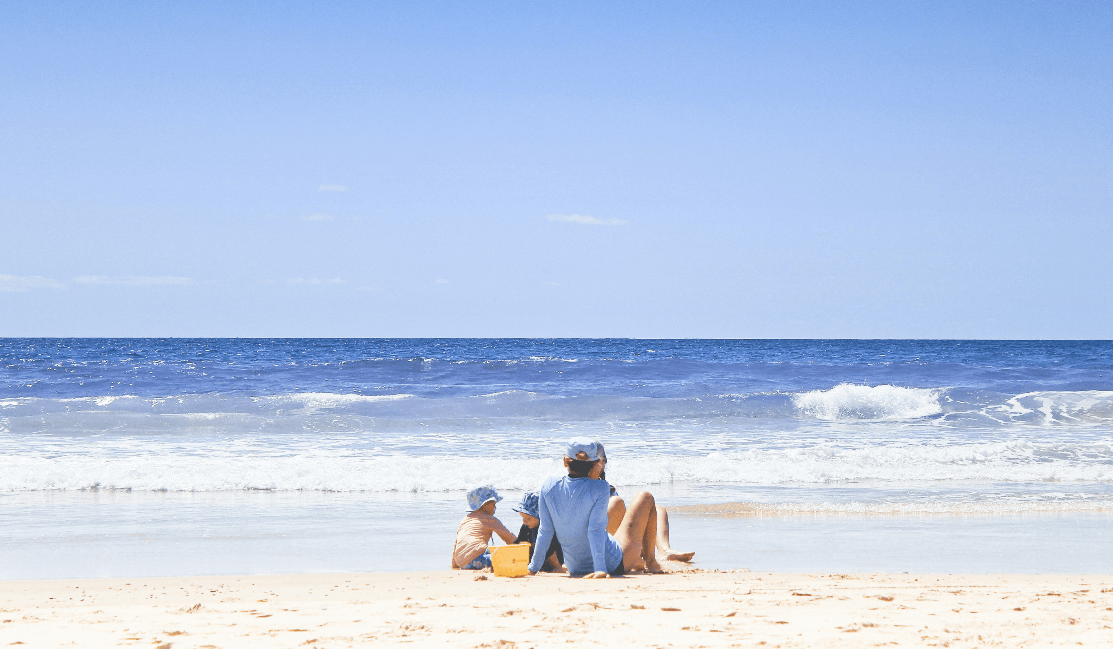 crianças na praia